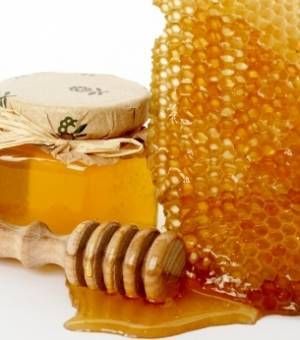 Les masques pour la peau problématique de la personne du miel