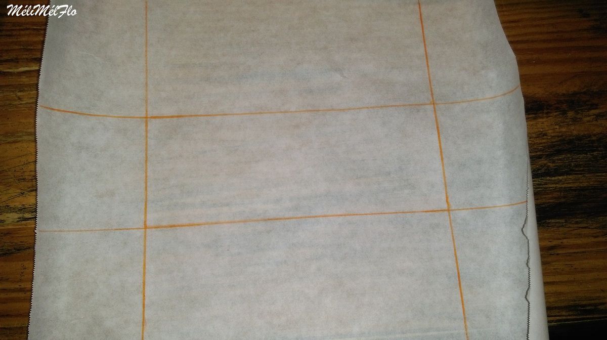 voici les étapes en photos, là j'ai mis exceptionnellement du feutre pour mettre en évidence le tracé mais utiliser plutôt du crayon papier car avec l'humidité du cake le feutre peut se dissoudre et passer à travers le papier. Mais comment sait elle ça me direz vous, bah tout simplement parce que j'ai testé pour vous, lol, bah oui je voulais pas gâcher mon papier sulfu de démonstration, bilan j'ai eu des rayures oranges sur mon pain de mie,lol