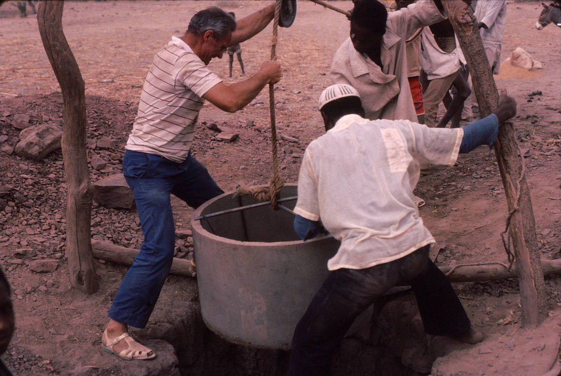 Construction de puits au Mali - Putzu eraikitzea Afrikan