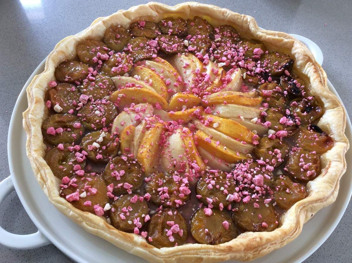 Tarte aux reine-claude, nectarines et pralines