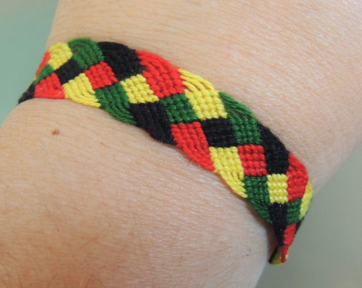 bracelet brésilien motif damier 4 couleurs : noir vert jaune et rouge - les  confections de laurence