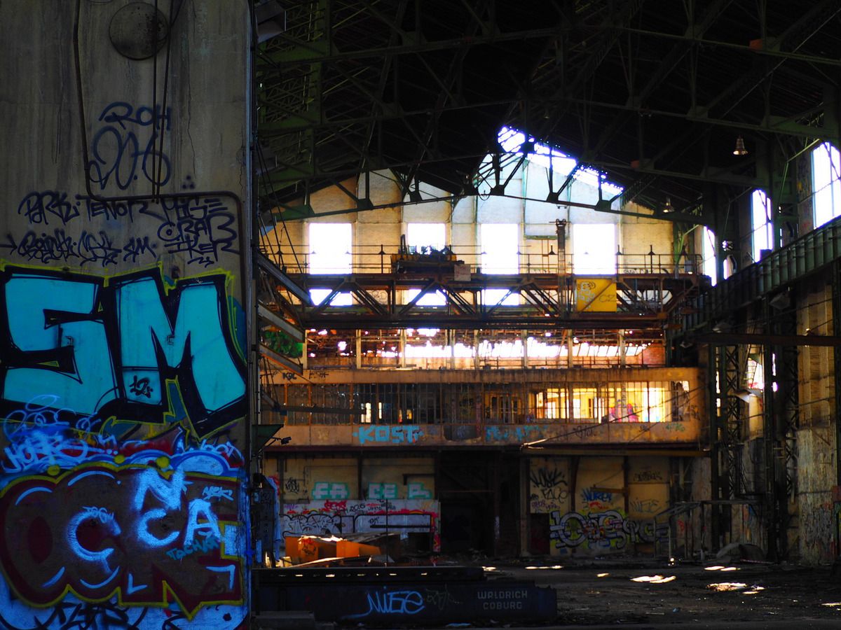 Atelier mécanique des  chantiers navals de La Seyne jusuq'à 400 personnes ont travaillé dans cet atelier aussi appellé atelier des turbines. On y a aussi fabriqué des chars. Ce fleuron de l'industrie est une des nombreuses  victimes des politiques libérales européennes libérales Européenne