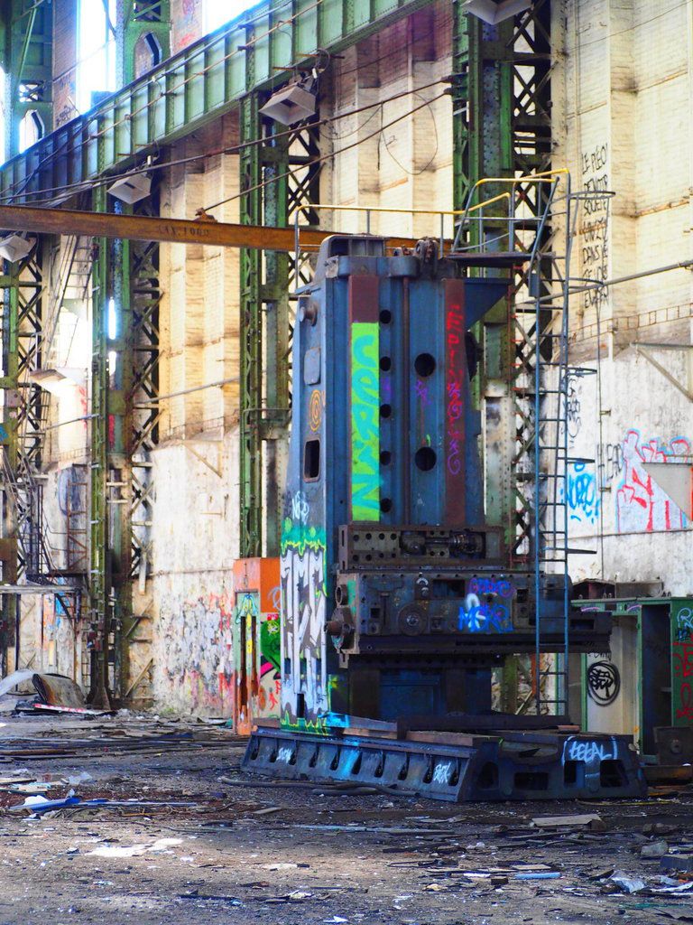 Atelier mécanique des  chantiers navals de La Seyne jusuq'à 400 personnes ont travaillé dans cet atelier aussi appellé atelier des turbines. On y a aussi fabriqué des chars. Ce fleuron de l'industrie est une des nombreuses  victimes des politiques libérales européennes libérales Européenne