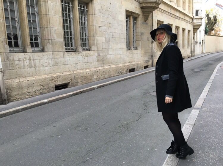 Chapeau rond et jupe en cuir 