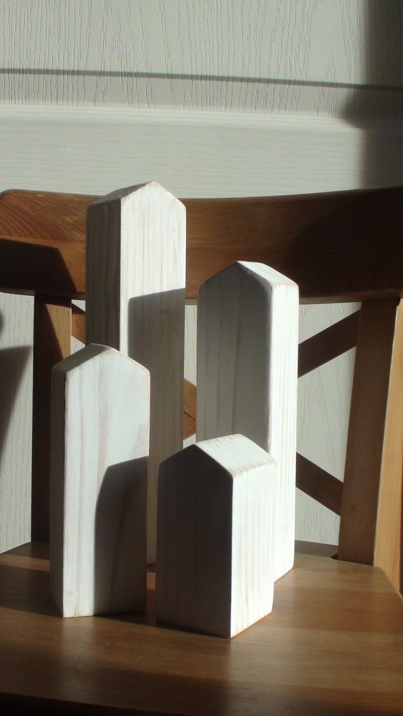 Lot De Quatre Petites Maisons En Bois A Poser Sur Une Desserte