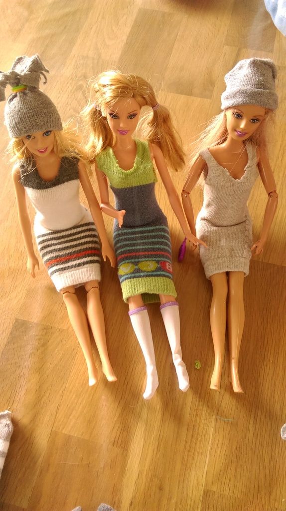 Vêtements De Poupée Avec Des Chaussettes  Barbie diy, Poupées à coudre, Vêtements  barbie