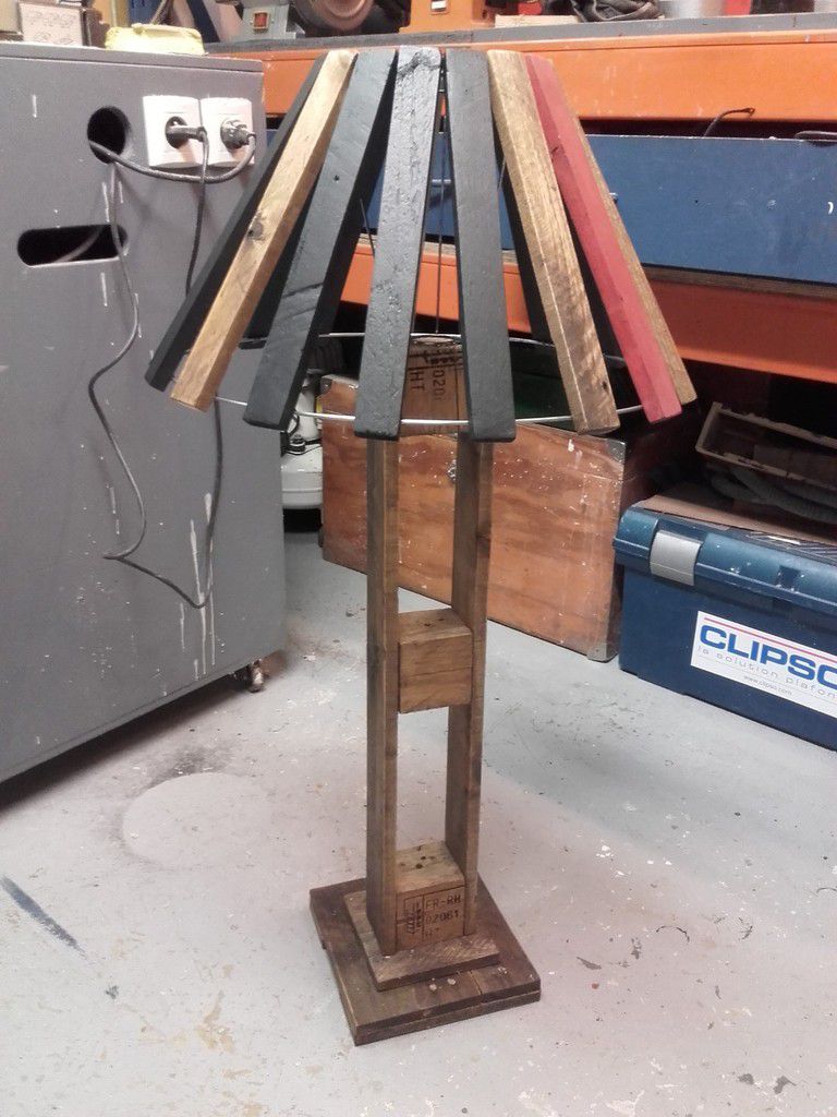 Lampe avec abat jour réalisée en bois de palette