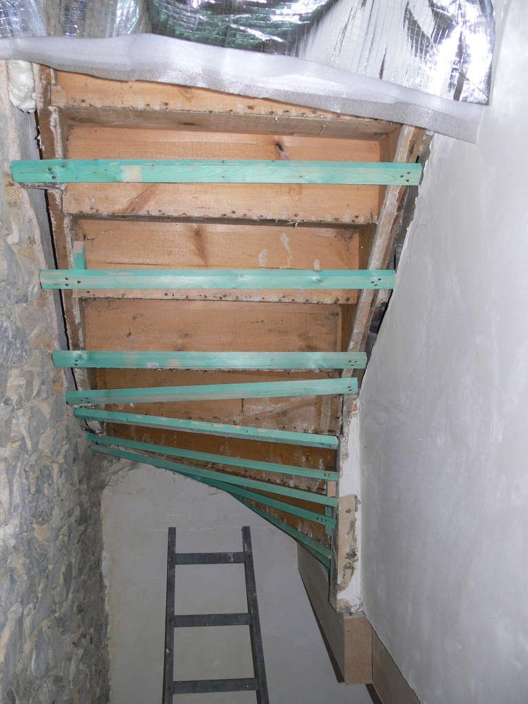 Escalier, isolation du plafond - Renovation maison pierre 1900