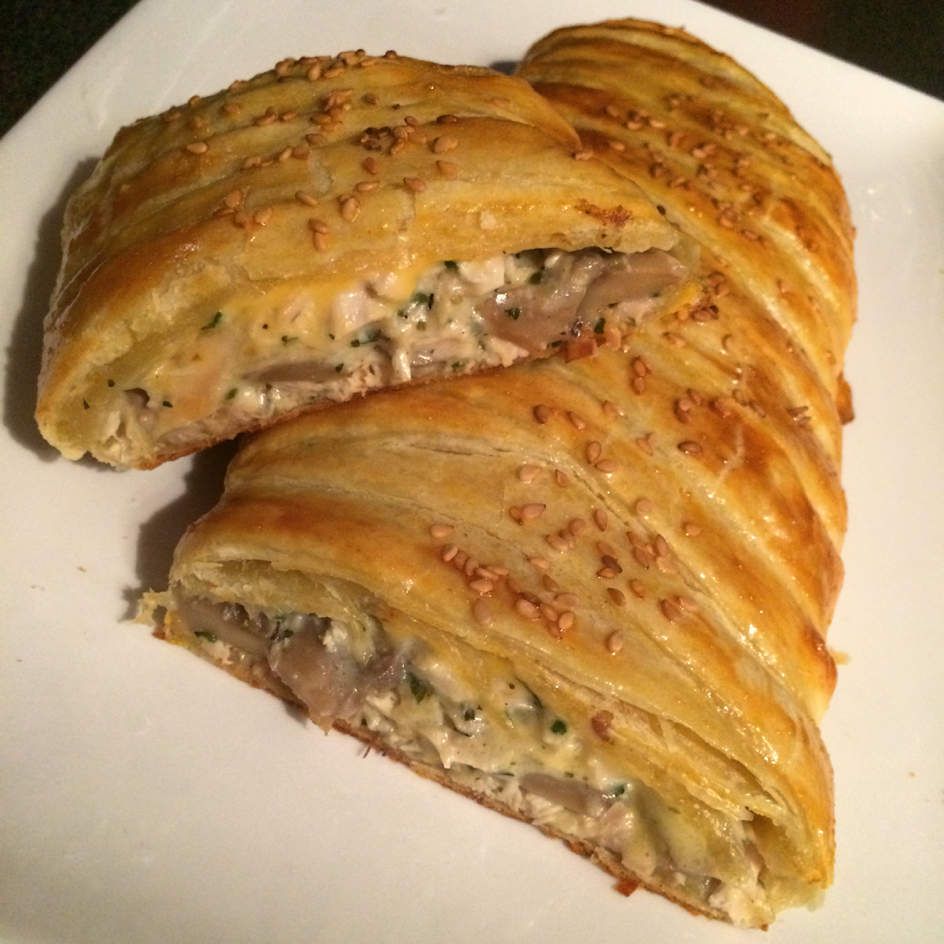 Feuilleté tressé au poulet, champignons, béchamel et fromage