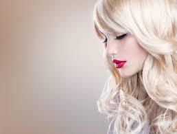 cheveux bouclés avec lisseur