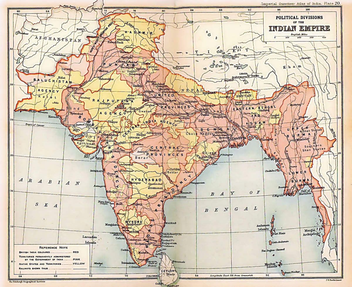 Première carte : L'Empire britannique des Indes dans l'édition de 1909 du Imperial Gazetteer of India. Les zones gouvernées directement par les Britanniques sont en rose ; les États princiers sous suzeraineté britannique sont en jaune. 