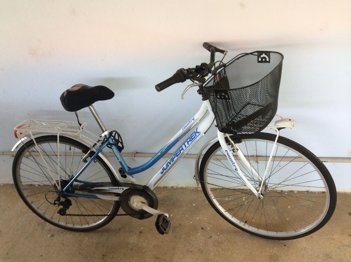 Vélo femme VTC Jumpertrek avec panier et pompe, 200 EUR, - VENDU - Ciao  Kourou - ALERTE VIDE GRENIER