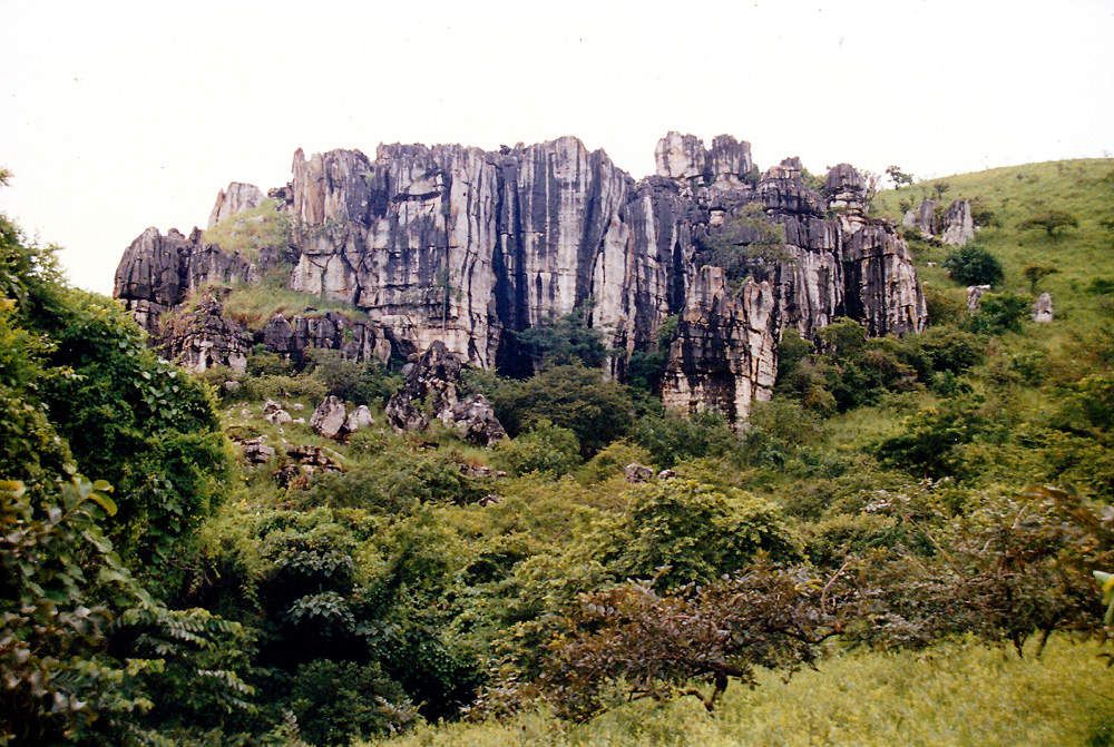 Autres blocs rocheux dont un en saison séche (gauche)