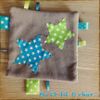 Doudou étiquette bleu et gris