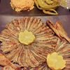 Poissons frit rouget et anchois accompagné d une salade de carotte mi cuite