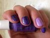 Manucure violette avec son stamping floral