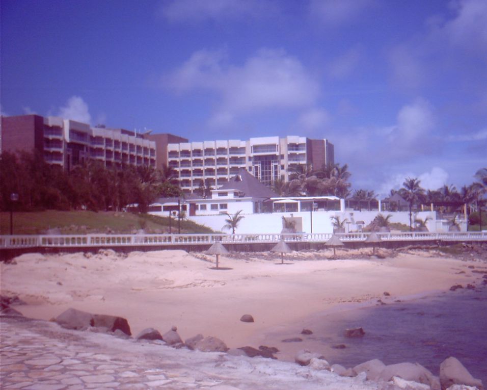 Dakar : une plage pleine de rochers...et d'oursins :-( aïe !!!