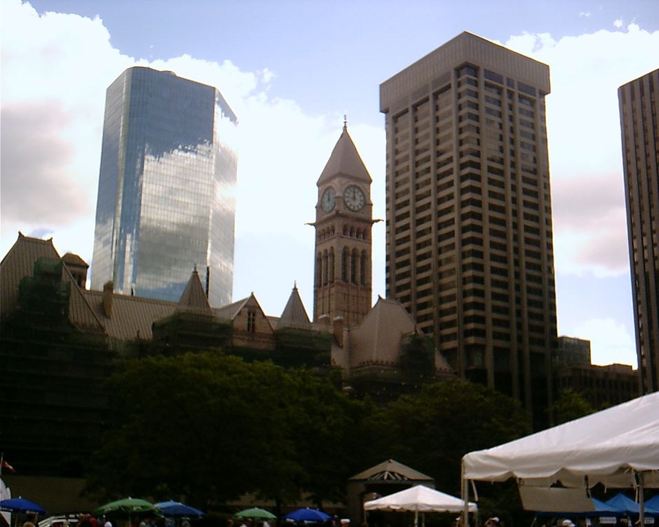 Toronto : ville à l'américaine, des buildings et des copies de monuments historiques