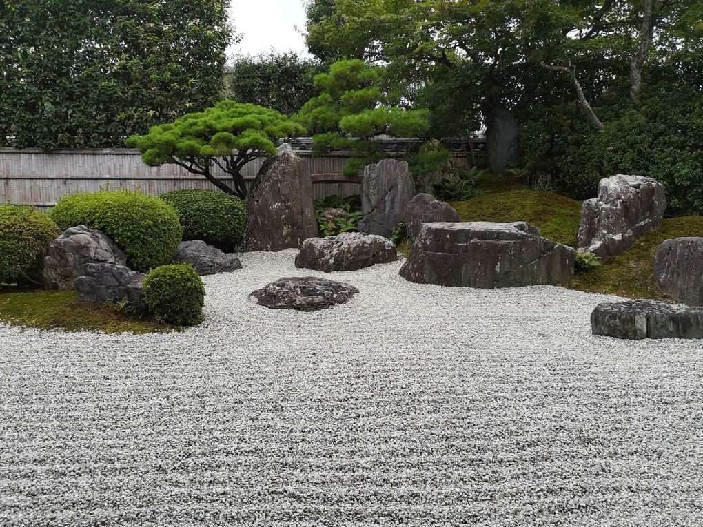 En comparaison.. L'esprit d'un jardin zen