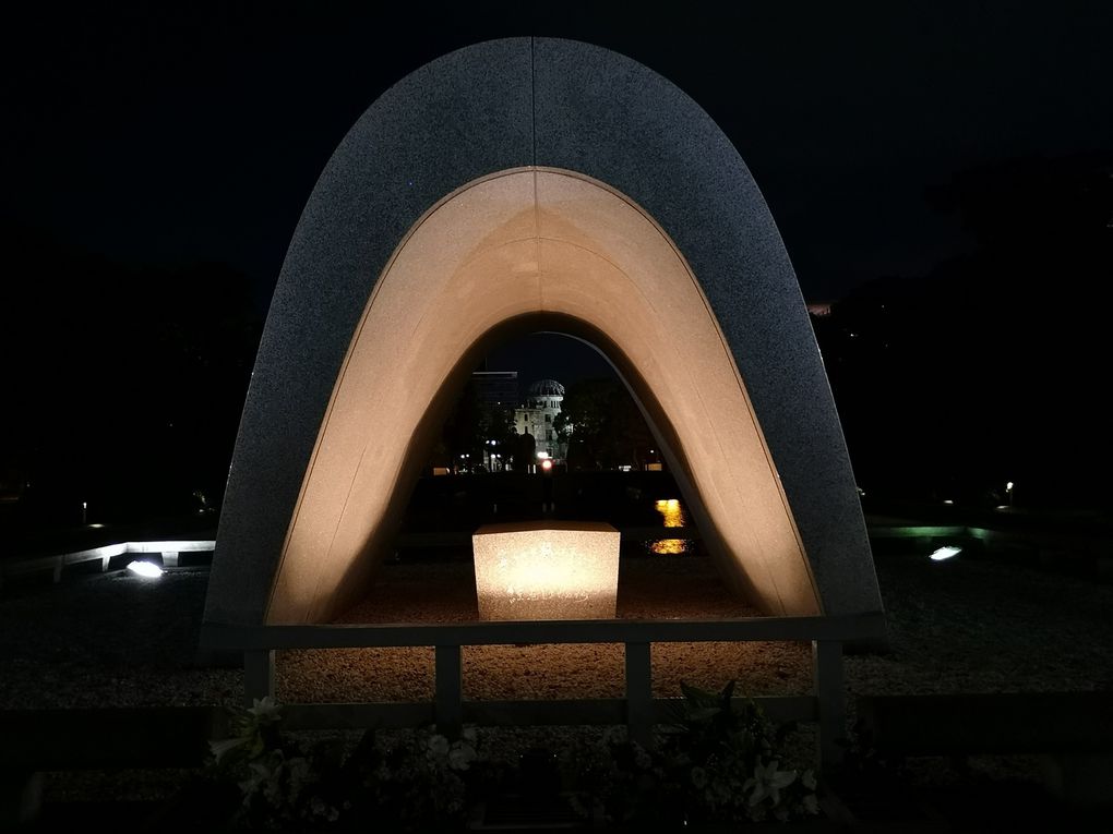 Le memorial pour la paix et le dôme de la bombe A by night