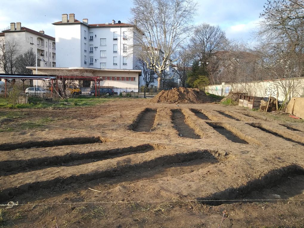 Une équipe espace vert de l'association Reed a terrassé et creusé les futurs bacs.