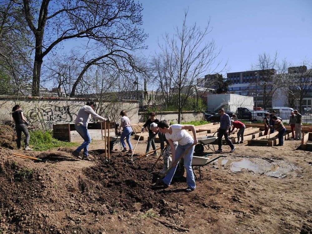 La construction et le remplissage des bacs par des jeunes de la SLEA et des habitant.e.s volontaires