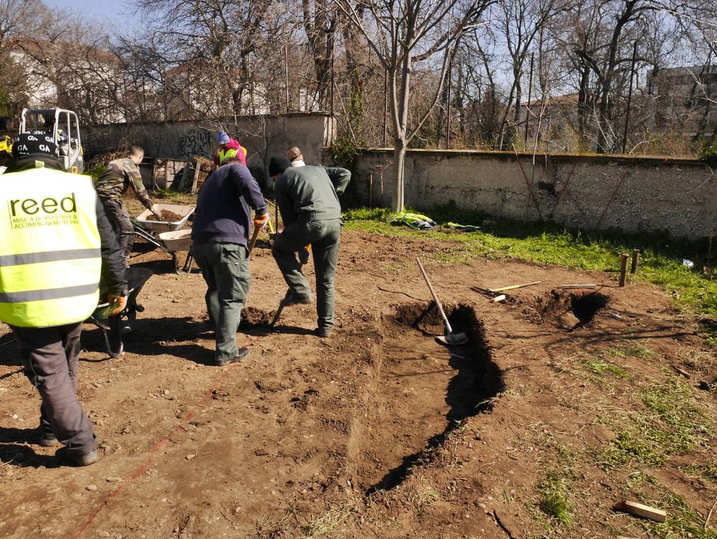 Une équipe espace vert de l'association Reed a terrassé et creusé les futurs bacs.