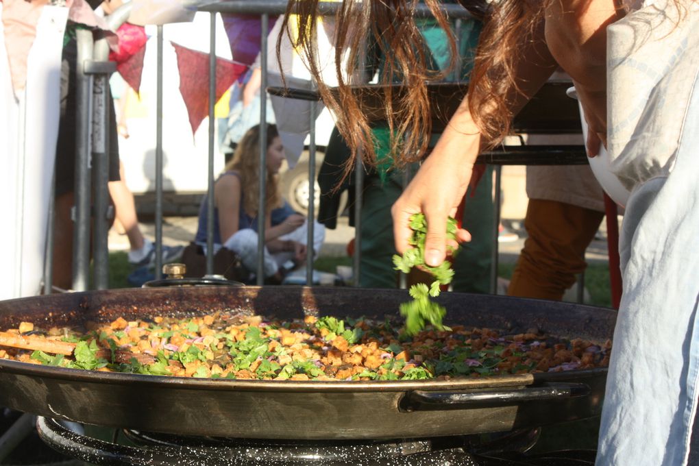Une festive et joyeuse cuisine participative avec La Légumerie pendant la fête des récoltes, sur les quais du Rhône... 250 assiettes réalisées collectivement ! 