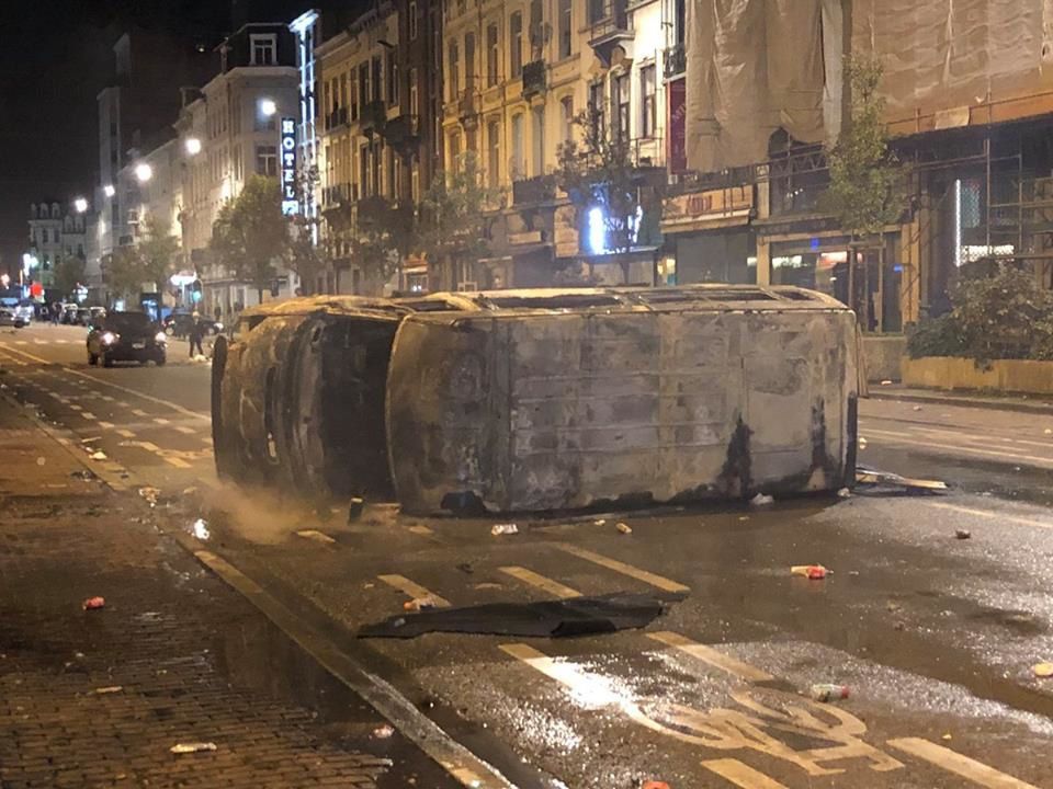 Les supporters marocains saccagent Bruxelles et piétinent la tombe du soldat inconnu à Paris pour célébrer la victoire de leur équipe