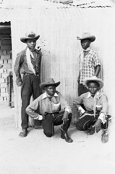 DEPARA LEMVU JOÃO, o histórico fotógrafo africano, foi natural de Makela do Zombo