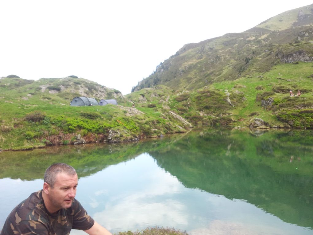 Etang d'ayes situé à 1694 m d'altitude il vous faudra 4 h si vous partez de Bethmale et 1 h 45 si vous partez du parking à la fin de la piste forestière. Vous prenez alors la grande piste qui descend jusqu'à la bergerie et après un bon rampaillou devant vous pour vous rappelé qu'une rando en montagne c'est aussi du dénivelé. C'est le passage le plus dur et le plus long à la sortie de ce passage le sentier est de nouveau facile. Comme tous les lacs Ayes ne déroge pas à la règle tout bon ou tout mauvais mais j'en ai au moins toujours remise une à l'eau. Ce lac est particulier pour moi, si jamais vous trouvez un jour à l'abri dans le creux d'un rocher une petite boîte qui renferme des mots sur une feuille blanche remettez là à sa place car c'est les seuls mots que j'ai pu dire à un de mes fils