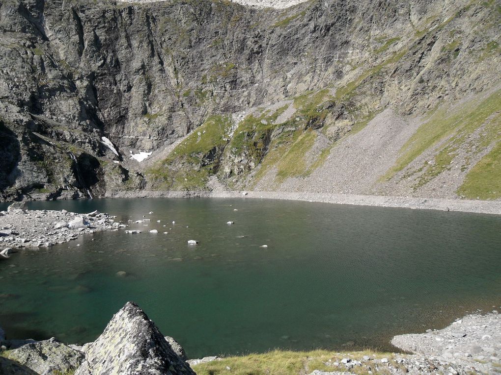 Lac Charles, 2291 m d'altitude un dénivelé de 1140 m, il est peut pêcher, il faut dire que son accès n'est pas simple énormément poissonneux, vous ne devriez pas être déçu, son eau est azur et les truites sont claires. Attention au gros saumon de plus de 1.5 kg