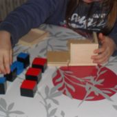 Clara et le cube de binôme - Les Ateliers de Cathy