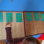 Chiffres rugueux, jetons et plateau de farine - Les Ateliers de Cathy