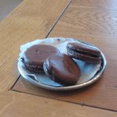Les macarons au chocolat.