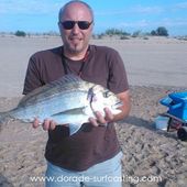 Nicolas sort un plateau - Dorade Surfcasting