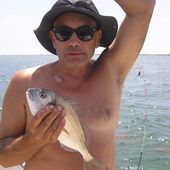 Guy sort en bateau - Dorade Surfcasting