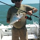 Guy se régale en bateau - Dorade Surfcasting