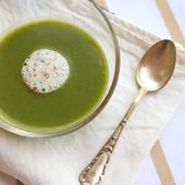Velouté de mâche, écume aux baies rose