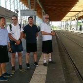 Nantes : les conducteurs CFDT de la SEMITAN en jupe pour protester contre leur direction