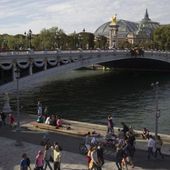 Paris: Un bus de tourisme à deux étages s'encastre sous le pont Alexandre III