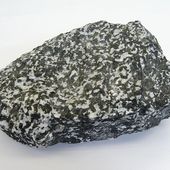 Le collier de perles-pierres pour construire un monde meilleur - D à M - coco Magnanville