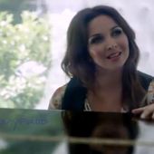 Hélène Ségara dévoile le teaser de Salut, titre extrait de son nouvel album