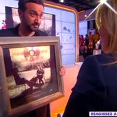 Cyril Hanouna remet un disque de platine à Hélène Ségara dans Touche pas à mon poste !