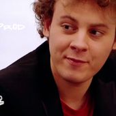Après une tournée avec Hélène Ségara, Virgil tente les auditions à l'aveugle de The Voice
