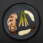 Filet de poulet farci à la ricotta et au citron confit, oignons brûlés et sauce curry