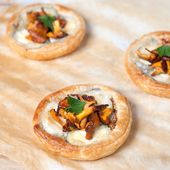 Tartelettes au chèvre Sainte-Maure, girolles et moutarde à l'ancienne