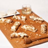 Tartines aux poires confites à la badiane, au Rocamadour et au miel