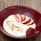 Crème de riz vanillée aux nectarines crues et noisettes
