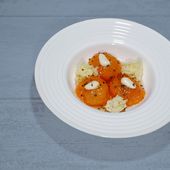 Abricots pochés à la badiane et au miel, biscuit éponge à l'huile d'olive